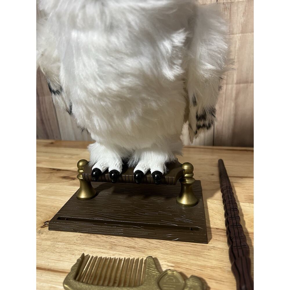 Harry Potter Enchanting Hedwig Interactive Owl with Movement Sounds Plus Wand - Picture 4 of 10